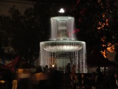 Römischer Brunnen am Professor-Huber-Platz_1.JPG